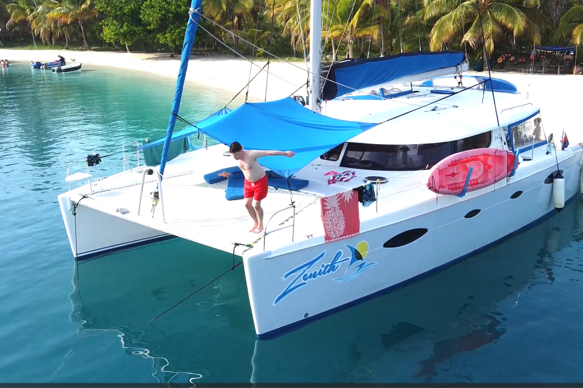 Zenith Deluxe Catamaran - Foto3